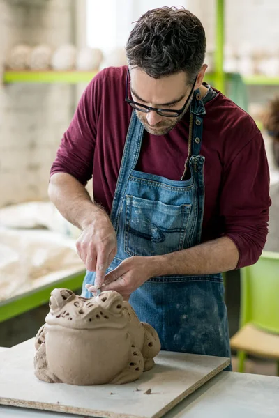 Porträt Eines Keramikers Schürze Der Der Keramikwerkstatt Tonskulpturen Arbeitet — Stockfoto