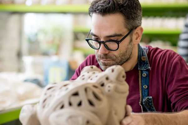 Ceramista Vestida Uma Estátua Escultura Avental Argila Raw Oficina Cerâmica — Fotografia de Stock
