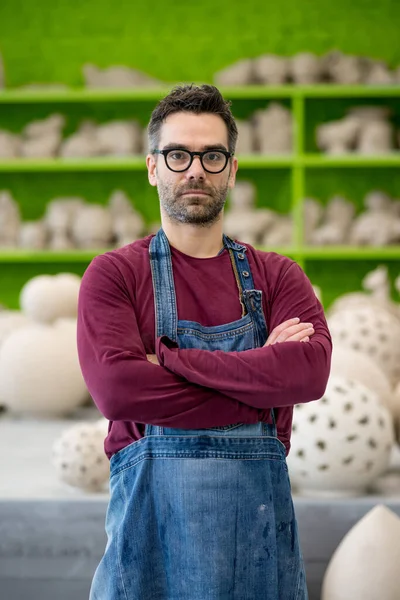 Porträt Eines Jungen Keramikers Der Modernen Keramikwerkstatt Konzept Für Kleinunternehmen — Stockfoto