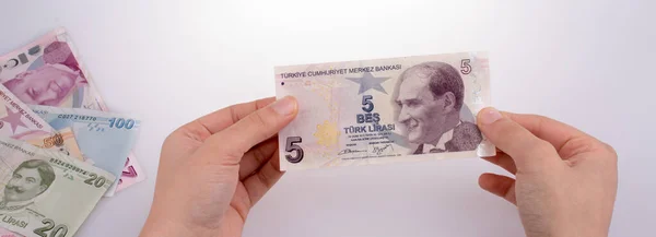 Держа Руках Банкноту Туркш Лира — стоковое фото