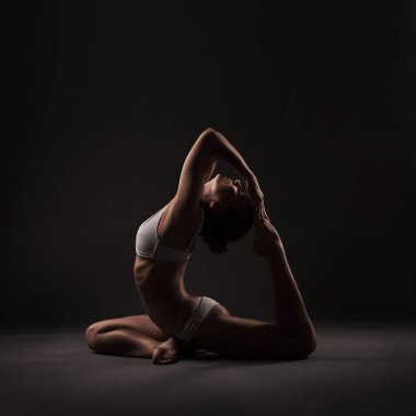 Yoga yaparken sağlıklı Latin kadın