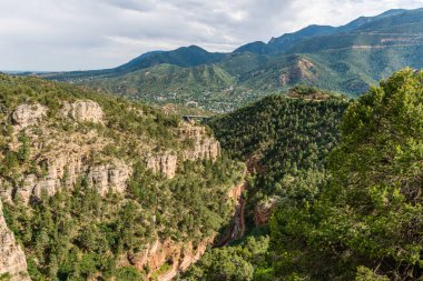 Manitou Springs, Colorado 'daki Rüzgâr Mağarası' ndan Williams Kanyonu manzarası