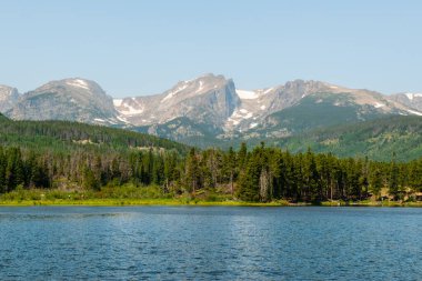 Rocky Dağı Ulusal Parkı 'ndaki Sprague Gölü Yolu, Colorado