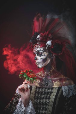 Santa Muerte suretinde genç kız