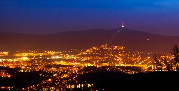 Wieczorem Widok Oświetlone Miasto Liberec Góry Jested Scena Nocy — Zdjęcie stockowe