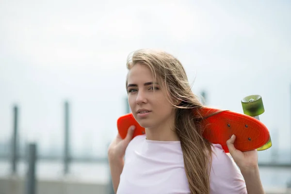 Giovane Bella Ragazza Bionda Con Skateboard Luminoso Sul Ponte — Foto Stock
