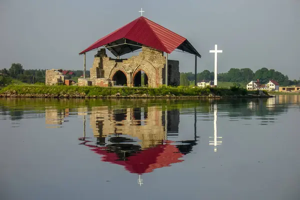 Nehir Kıyısındaki Kilisenin Kalıntıları — Stok fotoğraf