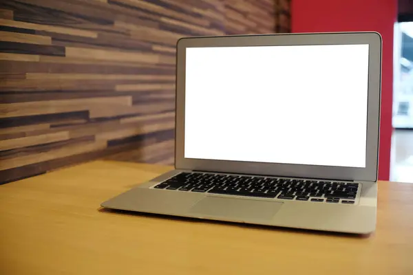 Laptop Udawanym Się Pusty Ekran Drewnianym Stole Przed Cof — Zdjęcie stockowe