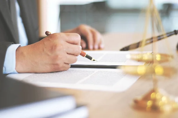 Juridiskt Biträde Till Klienten Presenterar Ett Undertecknat Kontrakt Med Gav — Stockfoto