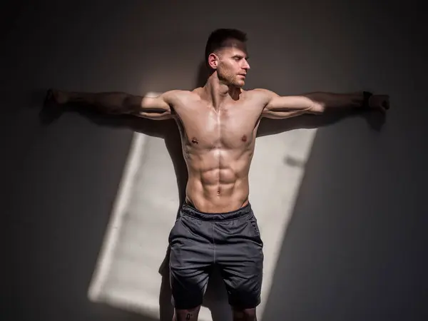 Schöner Muskulöser Mann Ohne Hemd Posiert Gegen Wand — Stockfoto