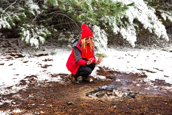 Çömelen Isınan Kız Için Için Için Yanan Ateşte Buz Isıran — Stok fotoğraf