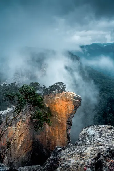Arise Fog Mist Lifting Out Shrouded Dark Valleys Hanging Rock — Stock Photo, Image