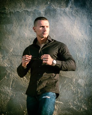 Şehirde yakışıklı bir genç adam var.