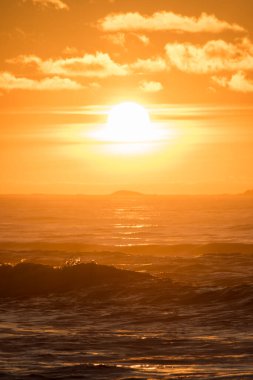 Günbatımı Hellst plajı deniz feneri sarısı kırmızı Norveç