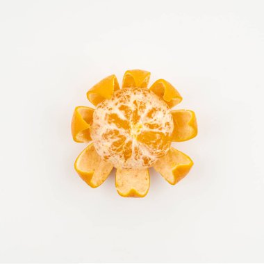 Bir mandalina soyuldu.