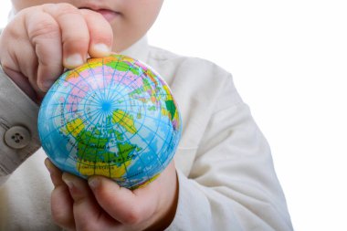 Bebek bir küre tutan