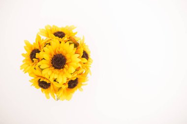 Beyaz üzerine yapay çiçek buketi