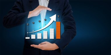 Finansal büyüme grafiği küresel haberleşme ikili akıllı telefonlar ve dünya internet iş adamları internet üzerinden iletişim kurmak için telefona basın 