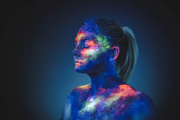Porträtt Flicka Målad Fluorescerande Färger — Stockfoto