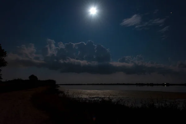 Cenário Nocturno Lua Cheia Sobre Lago Corfu Grécia — Fotografia de Stock