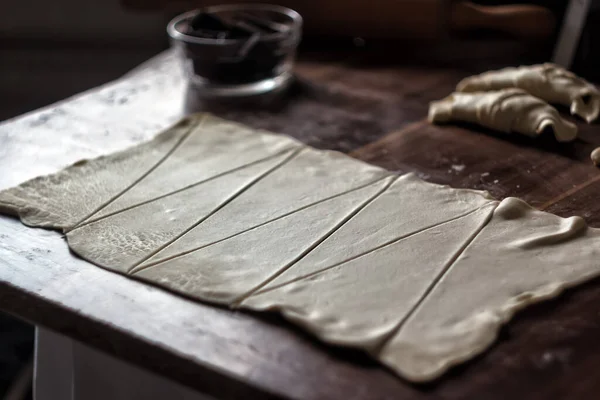 Cortar Masa Triángulos Para Croissants Con Chocolate —  Fotos de Stock