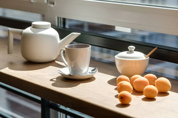 Keramische Teekanne Becher Und Zuckerdose Der Nähe Von Aprikosen — Stockfoto
