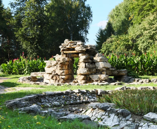 Menschengemachte Stürze Von Einem Stein Machten Die Person Einem Garten — Stockfoto
