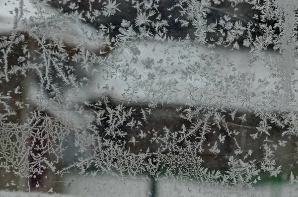 霜の多い冬の窓の氷像の背景 — ストック写真
