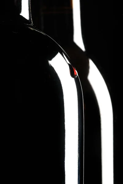 Zwei Flaschen Wein Weintropfen Schwarzer Hintergrund — Stockfoto