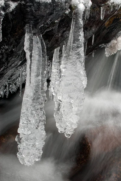 雪と氷の層付近の川 — ストック写真