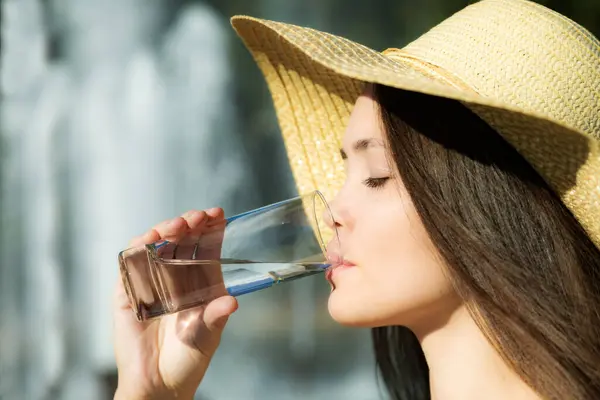 Jovem Mulher Bebendo Copo Água — Fotografia de Stock