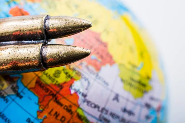 Kugel Auf Globus Als Konzeptioneller Gegenentwurf Zum Krieg — Stockfoto