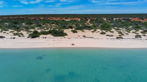 Pareja Joven Sentada Playa Solitaria Shark Bay Western Australia — Foto de Stock