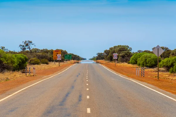 Mirage Niekończącej Się Prostej Drodze Zachodniej Australii Pobliżu Billabong Roadhouse — Zdjęcie stockowe