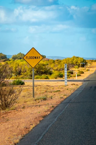 Żółty Znak Ulicy Floodway Australijskim Outback — Zdjęcie stockowe