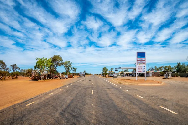 Stacja Benzynowa Australijskim Deserze Wzdłuż Niekończącej Się Prostej Drogi — Zdjęcie stockowe