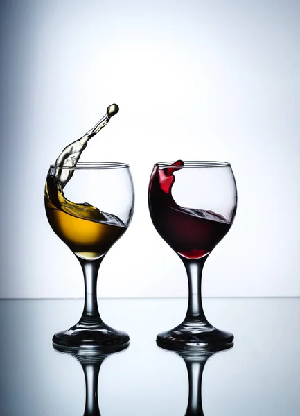 Fluxo Vinho Que Está Sendo Derramado Vidro Closeup — Fotografia de Stock