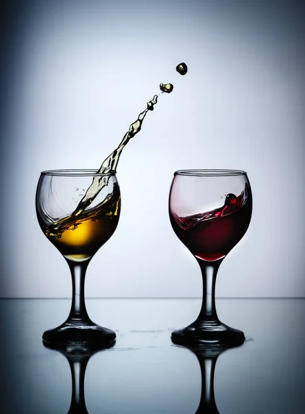 ガラスのクローズアップに注ぐワインの流れ — ストック写真