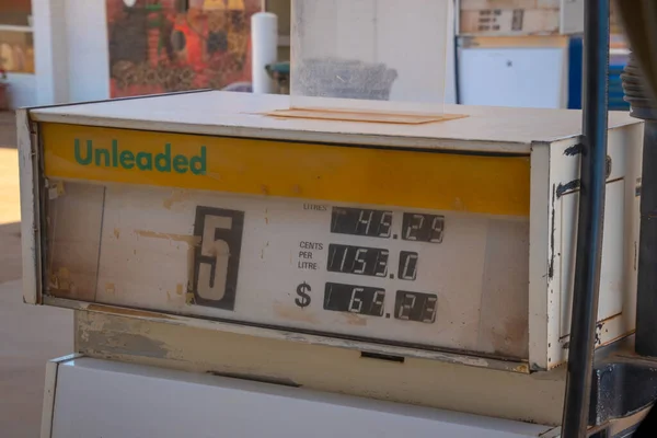 Visning Gamle Benzin Pumpe Australien Kun Giver Grundlæggende Blyfri Brændstof - Stock-foto