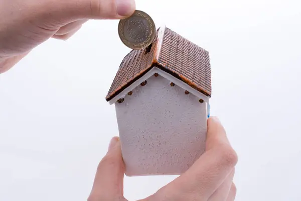 Moneybox Vorm Van Een Model Huis — Stockfoto