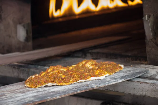 Lahmacun Tyrkisk Pizza Pandekage Med Kødpåfyldning - Stock-foto
