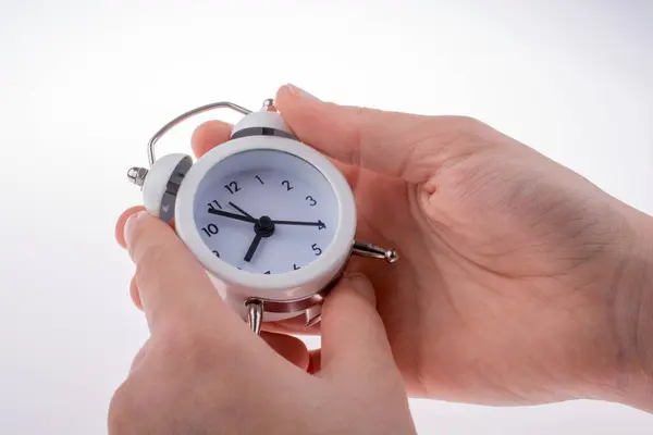 Reloj Despertador Mano Mujer Sobre Fondo Blanco — Foto de Stock