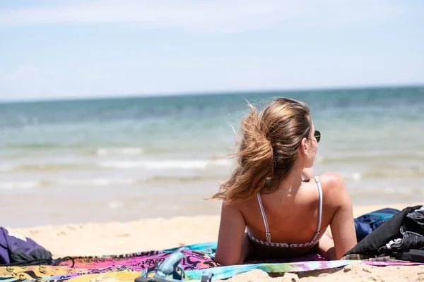 Młoda Dziewczyna Leżąca Ręczniku Plaży — Zdjęcie stockowe