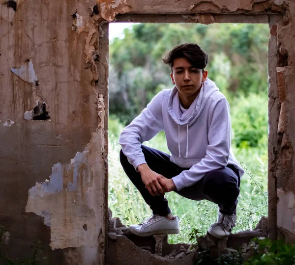 Young Boy Abandoned House — Stockfoto