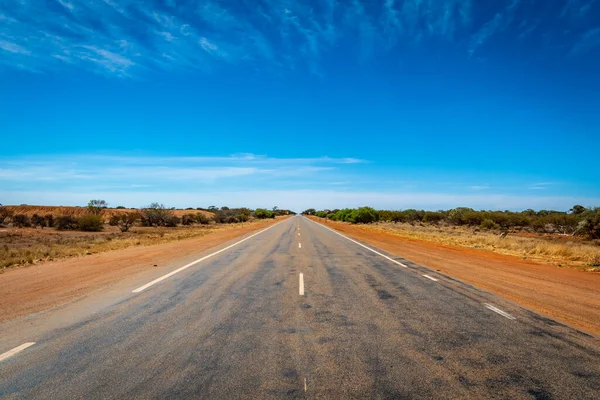 Менее Прямая Дорога Западной Австралии Рядом Billabong Roadhouse — стоковое фото
