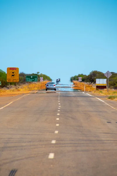 Мираж Бесконечной Прямой Дороге Западной Австралии — стоковое фото