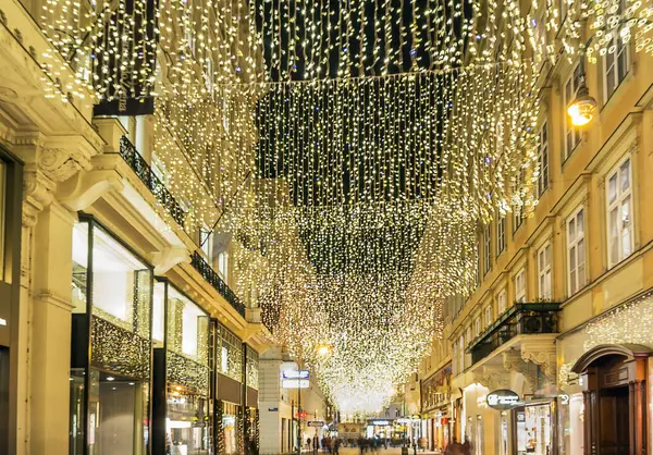 Avusturya, Viyana 'da güzel bir sokak manzarası ve mimari         