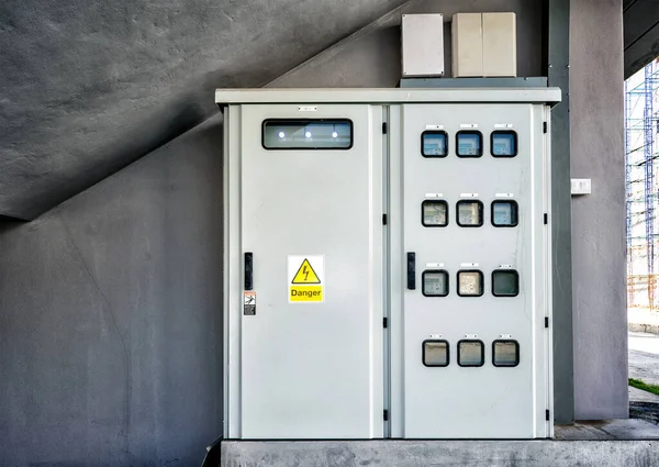 Bir Tehlike Şareti Ile Şleyen Elektrik Ölçer Paneli — Stok fotoğraf