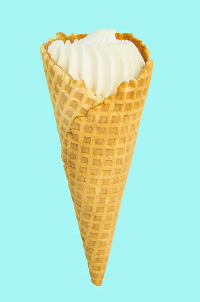 Pasta Külahında Vanilyalı Dondurma Pastel Mavi Arka Planda Dikey Yakın — Stok fotoğraf