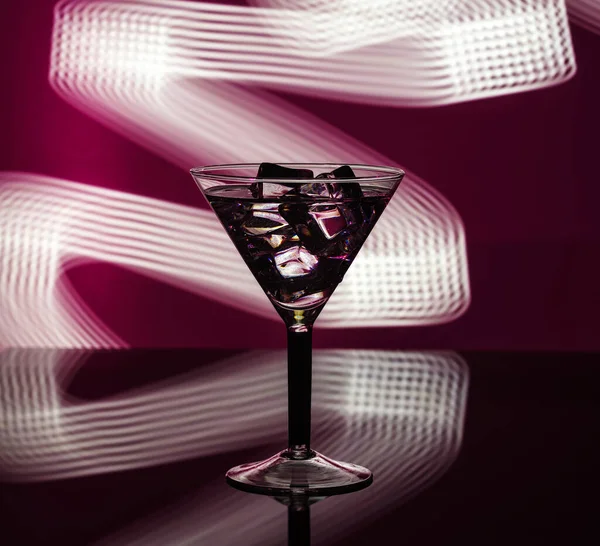 クラブの背景を持つマティーニのグラス — ストック写真